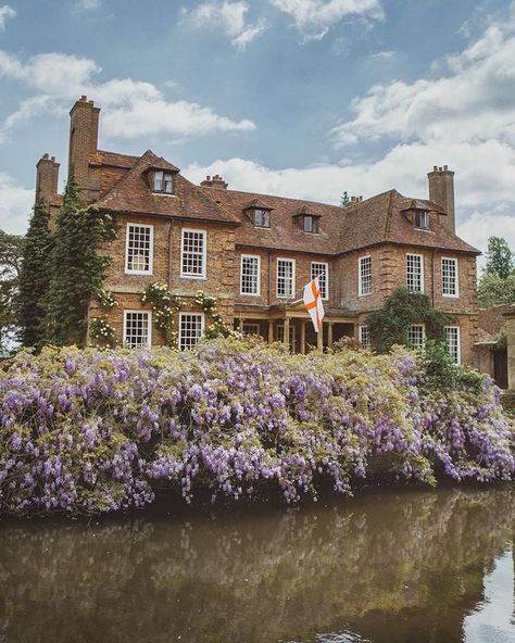 Gorgeous wisteria around Groombridge Place 💜 too tired for a real caption today so happy Sunday. 😘 Groombridge Place, British Countryside Aesthetic, Pride And Prejudice Elizabeth, Elizabeth House, Elizabeth Bennett, English Houses, English Cottages, English Country Cottage, British Architecture