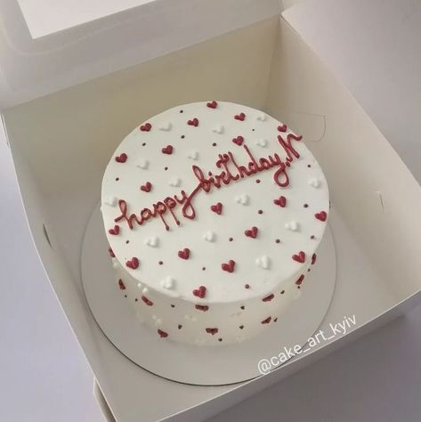 White Cake With Hearts, Cake With Hearts, Simple Cake Decoration, Cake Ideas For Birthday, Cakes Aesthetic, 17. Geburtstag, Round Birthday Cakes, Cake Recipes Easy, Tårta Design