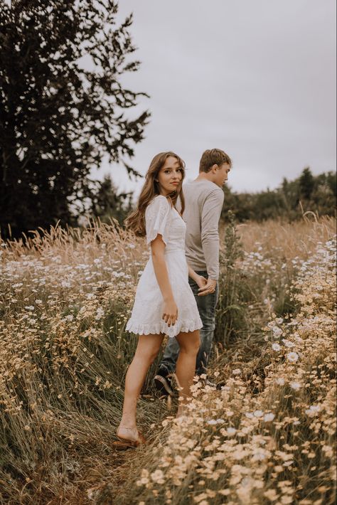 Aesthetic Flower Field, Engagement Photos Aesthetic, Engagement Photos Candid, Farm Engagement Photos, Engagement Pictures Beach, Field Engagement Photos, Fall Photo Shoot Outfits, Couple Pregnancy Photoshoot, Field Wedding