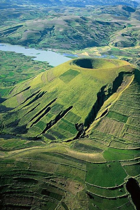 Le volcan Kassigie à Madagascar Madagascar Aesthetic, Watershed Management, Madagascar Country, Indigenous Knowledge, Modern Agriculture, African Travel, Epic Journey, African Countries, Rock Formations