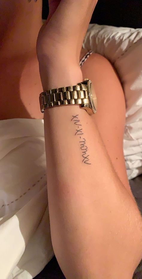 Cute Roman Numeral Tattoos Fonts, Birthdate Tattoos For Women, Tatoos Date, Birthday Year Tattoo Ideas, Birthyear Tattoo, Birthdate Tattoo Ideas, Date Of Birth Tattoos Ideas, Year Tattoo Ideas, Tattoo Date