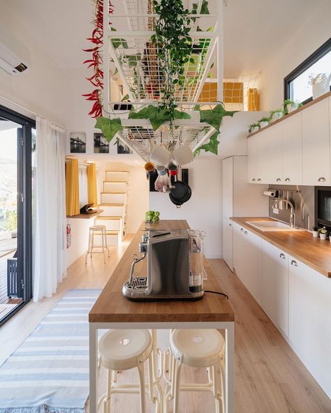 Luxury Tiny Kitchen, Tiny House Full Kitchen, Tiny House Kitchen Next To Bathroom, Tiny House Big Kitchen, Tiny House Kitchen With Island, Tiny Studio Kitchen, Tiny Home Designs Interiors, Colorful Tiny House, Kitchen Tiny House