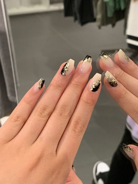 Natural nails with black and golden glitter Black Gold Neutral Nails, Black Nails With Gold Flakes Coffin, Black And Gold Natural Nails, Siyah Nail Art, Black Golden Nails, Black Gold And White Nails, Black And Gold Short Nails, Black Nails With Gold Design, Nails Gold And Black