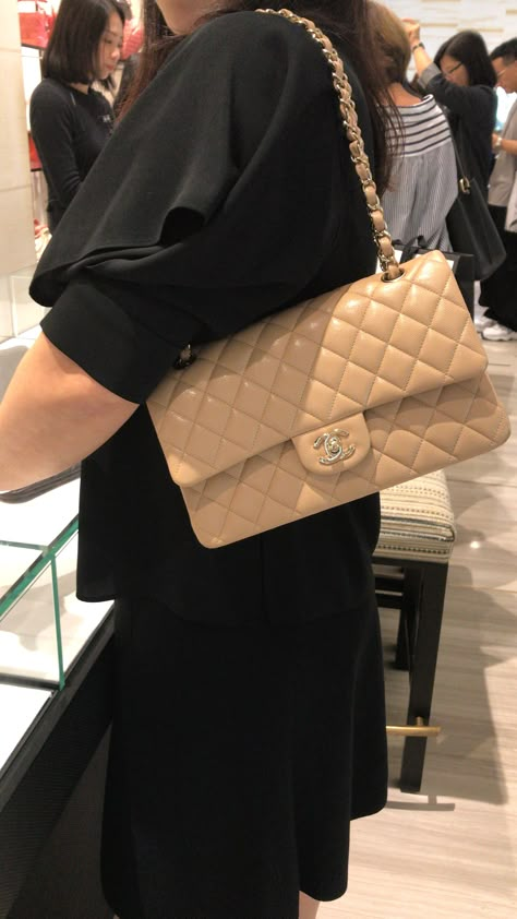 Beige Bag Outfit, Beige Chanel Bag, Aesthetic Handbags, Handbags Aesthetic, Nude Bags, Chanel Classic Flap Bag, Chanel Beige, Brown Handbags, Ads Design