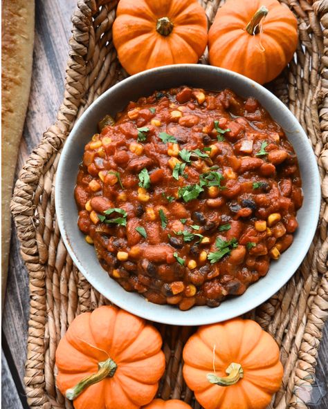 Slow Cooker Vegetarian Pumpkin Chili is a hearty and comforting vegan chili packed with flavor and nutrients. Made with pumpkin, beans, and a variety of spices, this chili is perfect for chilly days. Vegetarian Pumpkin Chili Crockpot, Vegetarian Pumpkin Chili, Vegetarian Chili Crock Pot, Meatless Chili, Pumpkin Crockpot, Pumpkin Chili Recipe, Slow Cooker Appetizers, Vegetarian Chili Recipe, Veggie Chili