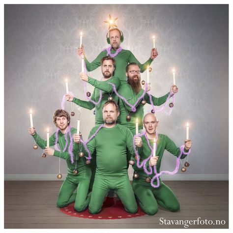 A humorous Christmas photo card from a Scandinavian photography group Funny Christmas Photos, Creative Christmas Cards, Funny Family Photos, Funny Christmas Pictures, Christmas Card Pictures, Christmas Card Ideas, Xmas Photos, Family Christmas Pictures, Photography Store