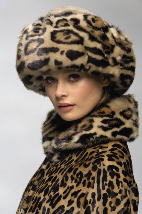 . Leopard Print Fashion, Fabulous Furs, Leopard Fashion, Animal Print Fashion, Love Hat, Foto Art, Leopard Animal, Print Coat, Fur Hat