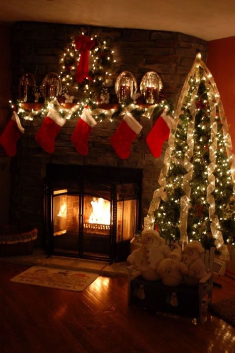 Christmas Fireplaces, Diy Christmas Fireplace, Christmas Fireplace Mantels, Christmas Fireplace Decor, Christmas Fireplace, Fabulous Fall, Xmas Ideas, Christmas Mantels, Christmas Scenes