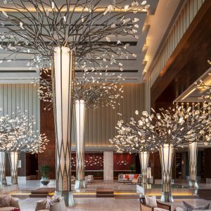 Luxury Hotel Lobby Reception Desk, Column Design Interior Luxury, Luxury Waiting Area, Luxury Hotel Lobby Lounge, Hotel Waiting Area, Luxury Hotel Lobby Reception, Lobby Area Design, Hotel Lobby Design Luxury, Reception And Waiting Area Design