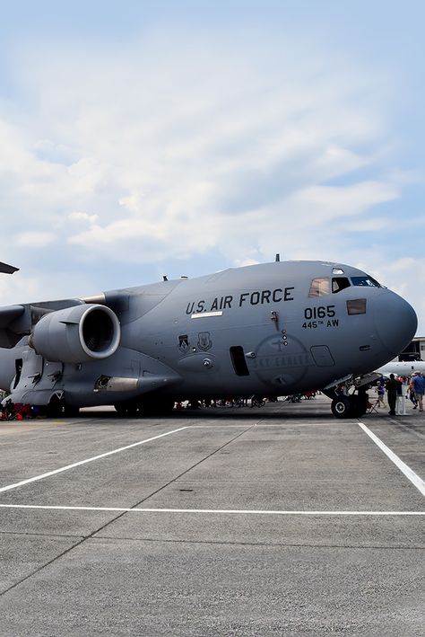 Boeing C-17 Globemaster Iii, C17 Globemaster, Air Force Wallpaper, Army Basic Training, C 17 Globemaster Iii, Air Force Planes, Ac 130, Air Force Military, Fixed Wing Aircraft