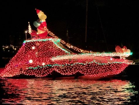 Christmas Boat Parade Ideas, Christmas Boat Decorations Ideas, Christmas Parade Floats, Parade Ideas, Hunting Baby, Boat Parade, Boat Lights, Boat Decor, Boat Ideas