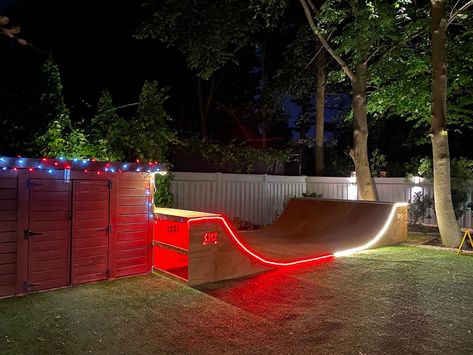 Skate Ramps Backyard, Backyard Skatepark, Skateboard Room, Cool Things To Build, Mini Ramp, Skate Ramps, Skate Ramp, Skateboard Ramps, Ramp Design