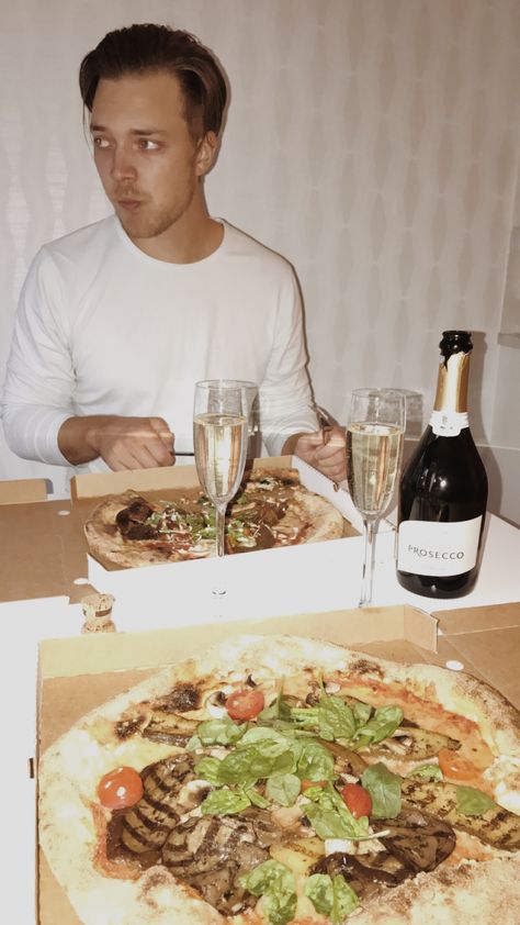 #pizza #champagne #bubbly#couples #goals #couple February Mood, Goals Couple, Champagne Party, Couples Goals, Champagne, Pizza, Bubbles, Pizzas