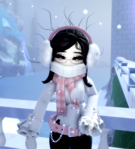 Swan Set Royale High, Royal High Winter Outfits Ideas, Snow Day Royale High, Royale High Dress Combos, Office Siren Royale High, Fluttershy Royale High, Bat Mo Heels Royale High, Corpse Bride Royale High, Royale High Christmas Outfit Ideas