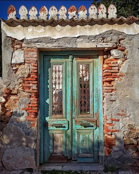 Environmental Art Concept, Spetses Greece, Environmental Art Projects, Environmental Artwork, Door Picture, Purple Door, Cool Doors, Interesting Buildings, Cultural Architecture