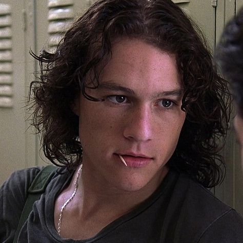 Heath Ledger Dark Hair, Heath Ledger 90s, Young Heath Ledger, Heath Ledger Wallpaper, Patrick Verona, 10 Things I Hate About You, 90s Men, I Love Cinema, Heath Ledger