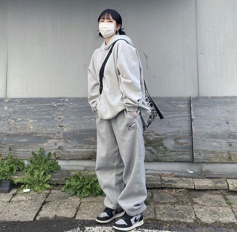 Korean Sweatpants Outfit, Korean Rainy Day Outfit, Outfit For Airplane Travel, Travel Winter Outfits, Girl Sweatpants Outfit, Outfit Inspo Korean, Sweatpants Outfit Aesthetic, Sweatpants Outfit For School, Outfit For Rainy Day