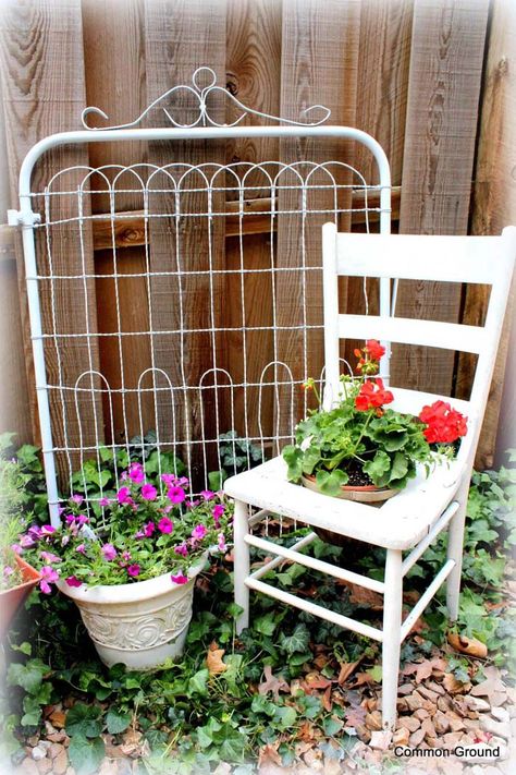 Flower-themed Rest Center #diy #garden #decor #countryside #decorhomeideas Old Garden Gates, Garden Diy Decoration Ideas, Garden Gate Ideas, Repurposed Home Decor, Old Gates, Junk Garden, Unique Garden Decor, Herb Garden In Kitchen, Metal Gates