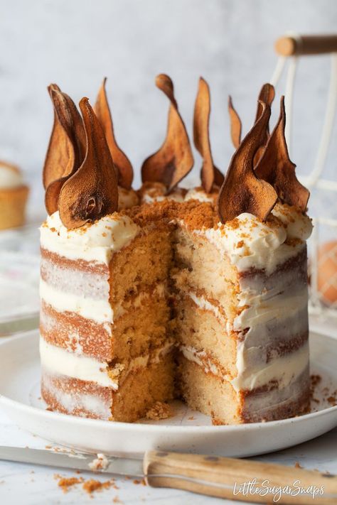 Biscoff Cake with Pear and White Chocolate #biscoffcake #biscoffcupcake #biscoffrecipe #pearcakerecipe #pearcake #mascarponefrosting #whitechocolatemascarponefrosting Biscoff Wedding Cake, Lotus Cake Recipe, Biscoff Cake Recipe, Lotus Biscoff Cake, Autumn Cakes, Pear Cake Recipes, Traybake Cake, Cheesecake Frosting, Biscoff Recipes