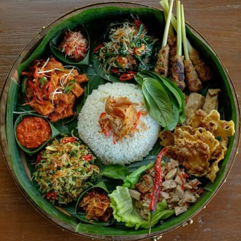 Balinese Food Photography, Bali Food Traditional, Bali Food Photography, Tumpeng Aesthetic, Balinese Cuisine, Balinese Food, Different Types Of Food, Asian Food Photography, Catering Food Displays