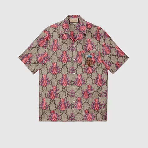 Shop the Gucci Pineapple GG print bowling shirt in beige at GUCCI.COM. Enjoy Free Shipping and Complimentary Gift Wrapping. Shirts Mens Fashion, Casual Shirts Men, Hawaii Style, Fashion Geometric, Branded Scarves, Mens Designer Shirts, Bowling Shirt, Short Sleeve Dress Shirt, Designer Shirts