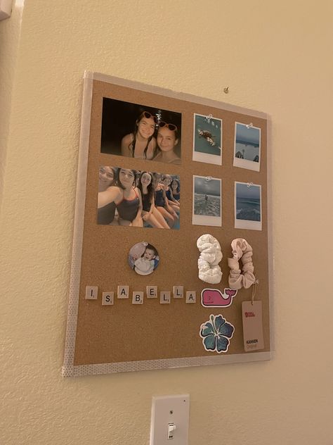 Soft Board Decoration Aesthetic, Cute Bulliten Board Ideas For Bedroom, What To Put On A Pin Board, Aesthetic Bulliten Board Ideas, Bulliten Board Design Aesthetic, Bulletin Board Aesthetic, Bulliten Boards Ideas Aesthetic, Aesthetic Cork Board Ideas, Corkboard Aesthetic