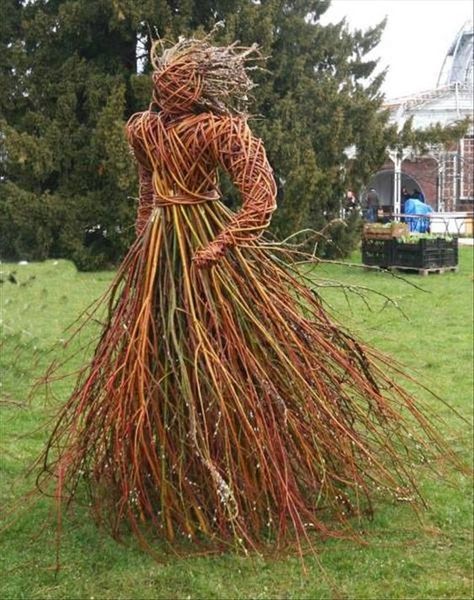 Willow Sculpture, Tre Kunst, Scarecrows For Garden, Twig Art, Willow Weaving, Garden Whimsy, Random Picture, Garden Art Sculptures Diy, Garden Art Sculptures