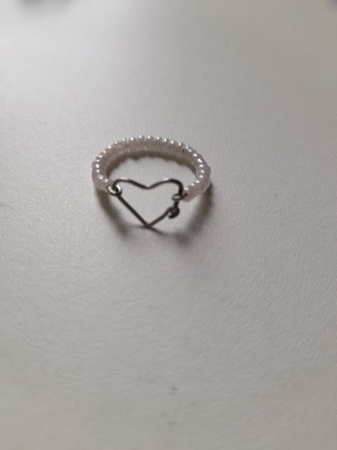 Diy Jewelry For Boyfriend, Heart Ring Beads, Diy Promise Rings, Bead Heart Ring, Wire Rings Ideas, Heart Wire Ring, Seed Bead Heart, Handmade Rings Tutorial, Diy Wire Jewelry Rings