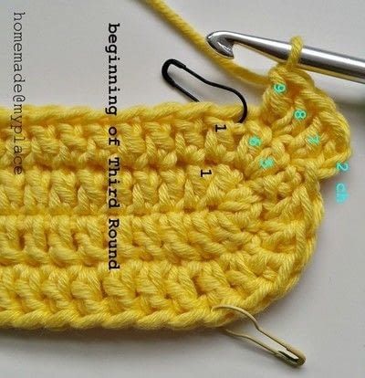 How-To Crochet An Oval Shape · Technique Tuesday · Cut Out + Keep Craft Blog Crochet An Oval Shape, Crochet An Oval, Crochet Oval, Crochet Rag Rug, Oval Rug, Crochet Rugs, Crochet Rug Patterns, Rugs Ideas, Rug Patterns