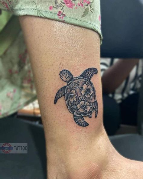 Turtle Tattoo Ideas, Hawaiian Turtle Tattoos, Wrap Around Ankle Tattoos, Small Turtle Tattoo, Turtle Tattoos, Hippie Tattoo, Turtle Tattoo Designs, Small Turtle, Hibiscus Tattoo