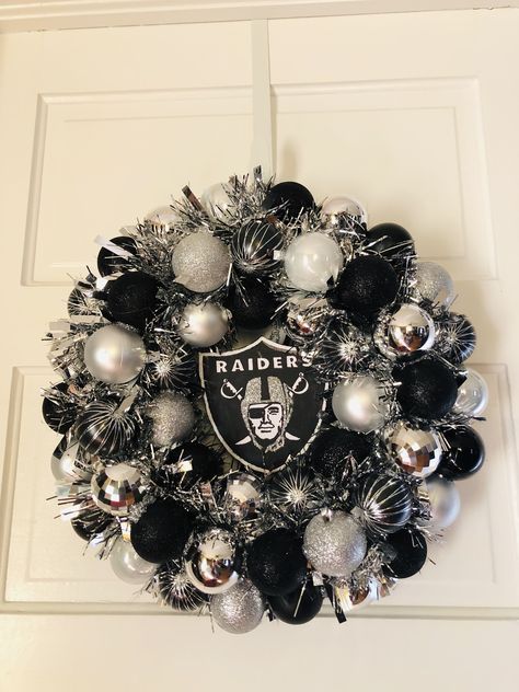 Raiders ornament wreath. Raiders Crafts Diy, Raiders Christmas Tree Ideas, Raiders Wreath, Raiders Christmas Tree, Raiders Ornaments Diy, Raiders Diy Projects, Diy Raiders Decor, Raiders Christmas Ornaments Diy, Raiders Christmas