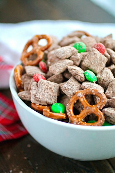 Set out a bowl of Chocolate-Cinnamon Reindeer Chow and watch it disappear! Muddy Buddies Christmas, Christmas Muddy Buddies Recipe, Christmas Muddy Buddies, Christmas Puppy Chow, Chex Mix Muddy Buddies, Puppy Chow Christmas, Reindeer Chow, Puppy Chow Recipe, Chex Mix Christmas