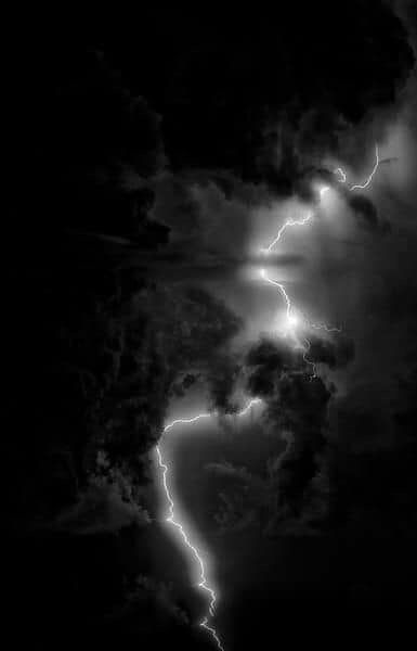 Lightning Photography, Black Thunder, Dark Black Wallpaper, Black Aesthetic Wallpaper, Black And White Pictures, Sky Aesthetic, Dark Wallpaper, Black Wallpaper, Black Aesthetic