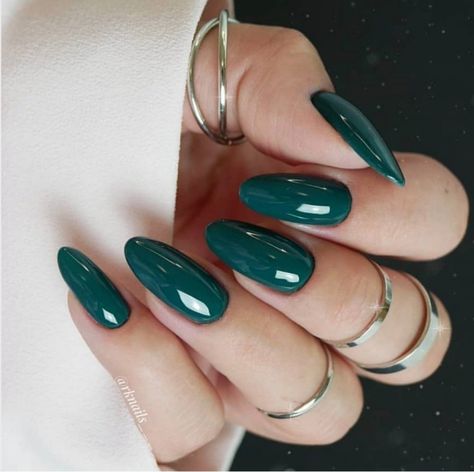 Nail Art Vert, Nails Emerald, Neutral Gel Nails, Emerald Nails, Green Acrylic Nails, Ten Nails, Dark Green Nails, Green Nail Art, Green Nail Polish