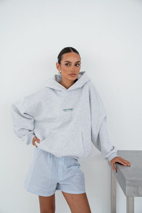 Unser oversize Hoodie in der Farbe Melange Grau für Damen bietet die perfekte Kombination aus stilvollem Komfort und einem lässigen Dropped Shoulder Fit. Doppellagige Kapuze 500 GSM hochwertiger Stoff Angenehmes Tragegefühl & außergewöhnliche Langlebigkeit Hochwertiges Relief-Print Logo Kängurutasche Unser Model ist 172 cm groß & trägt Größe S. Hoodie Gris, Net Fashion, Oversized Hoodies, Basic Hoodie, Hoodie For Women, Relief Print, Gray Hoodie, Jogging Pants, Oversized Hoodie