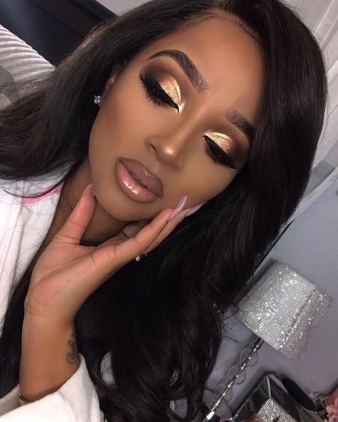 Gold and brown half cut crease with gold eyeliner #eyes #eyemakeup #makeup #instamakeup #eyeshadow Make Up Gold, Gold Eyeliner, Gold Makeup Looks, Gold Eye Makeup, Dramatic Eye Makeup, Cut Crease Makeup, Birthday Makeup, Gold Eyeshadow, Braut Make-up