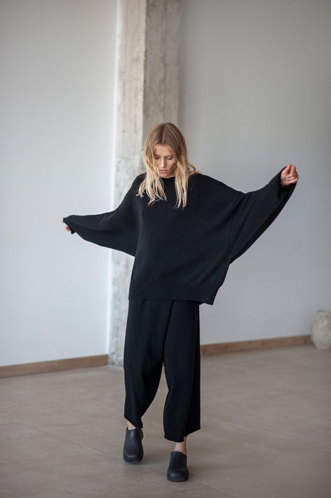 Black Jumper Outfit, Oversized Sweater Outfits, Pretty Body, Oversized Black Sweater, Oversized Sweater Outfit, Loose Fit Sweater, Jumper Outfit, Oversize Pullover, Simple Sweaters