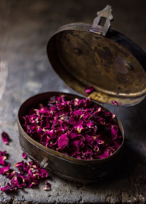 Herbal Apothecary, Keramik Design, Flower Food, Indian Aesthetic, Edible Flowers, Red Aesthetic, Handmade Soap, Rose Petals, Food Styling