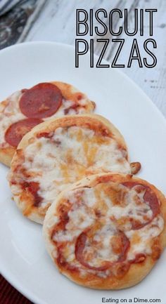 You have to try this Easy Biscuit Pizza Recipe. We use canned biscuits for our pizza crust! The kids love it! Pizza Stromboli, Pizzas Recipe, Easy Biscuit, Breakfast Casserole With Biscuits, Biscuit Pizza, Eating On A Dime, Queso Cheddar, Cookie Pizza, Canned Biscuits