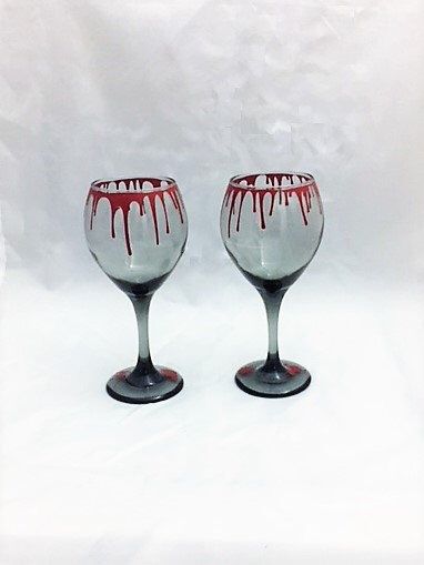 Valentine Wine Glasses, Halloween Party Cups, Vampire Decor, Halloween Glasses, Halloween Weddings, Vampire Party, Gothic Kitchen, 80s Punk, Wedding Wine Glasses