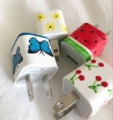 How To Decorate Your Charger, Charging Block Painting Ideas, Charger Box Painting Ideas, Painted Charger Cube Ideas, Phone Charger Painting Ideas, Paint Charger Cube, Charger Painting Ideas, Charger Art, Phone Craft