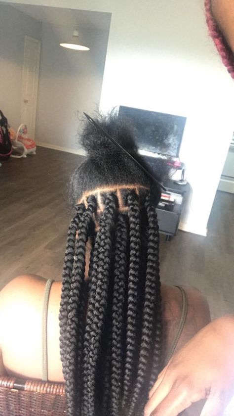 Jumbo box braids Big Single Braids, Carnival Hairstyle, Grosse Braids, Makeba Braids Styles, Abstract Hairstyles, 6 Jumbo Box Braids, Braid Sizes, Knot Braids, Braid Beauty