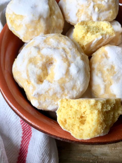 Koulourakia Recipe, Italian Lemon Cookies, Anise Cookies, Amazing Cookie Recipes, Italian Biscuits, Italian Cookie Recipes, Italian Pastries, Easter Dinner Recipes, Biscotti Cookies