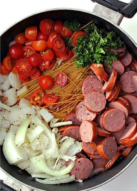 One Pot Creamy Spaghetti and Sausage – Six Sisters' Stuff | This 25 minute, one pot dinner will not disappoint. Throw all the ingredients together in a pot- including uncooked noodles - and let the magic happen! #easydinner #sixsistersrecipes Spaghetti And Sausage, Creamy Spaghetti, One Pot Spaghetti, Healthy Entrees, Sausage Spaghetti, Six Sisters Stuff, One Pot Pasta, Cooking Together, Sausage Recipes