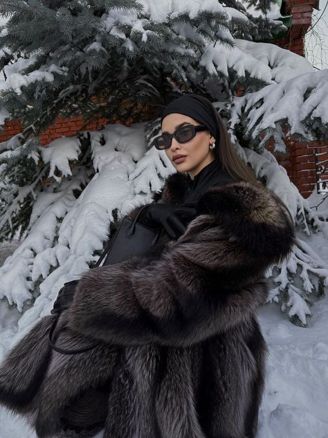 Fur Headband Aesthetic, Slavic Winter Outfit, Russian Woman Style, Mode Au Ski, Ski Trip Outfit, Winter Outfits Snow, Fur Coat Outfit, Winter Coat Outfits, Russian Winter