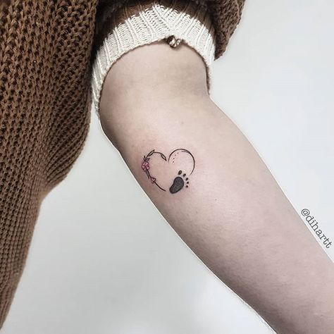 Baby Hand Tattoo, Newborn Tattoo, Footprint Tattoo Ideas, Unique Minimalist Tattoo, Mom Baby Tattoo, Tattoos For Baby Boy, Baby Footprint Tattoo, Baby Memorial Tattoos