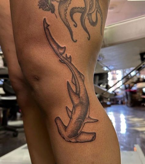 (1) WhatsApp Octopus Knee Tattoo, Ocean Leg Tattoo, Octopus Leg Tattoo, Leg Tattoo Inspiration, Octopus Legs, Octopus Tattoos, Sea Tattoo, Ocean Tattoos, Black Ocean