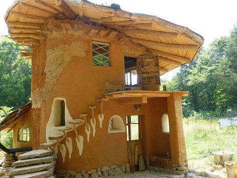 Mushroom house Cobb Homes, Casa Do Hobbit, Amazing Stairs, Cob Building, Casa Hobbit, Earth Bag Homes, Straw Bale House, Eco Buildings, Earthship Home