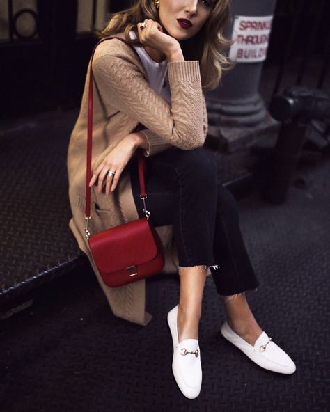 973a5f0ccbc4ee3524ccf035d35b284bdesc48711074ri White Loafers Outfit, Red Bag Outfit, Mary Orton, Look Working Girl, Pijamas Women, Coral Maxi Dresses, White Loafers, Loafers Outfit, Red Purse