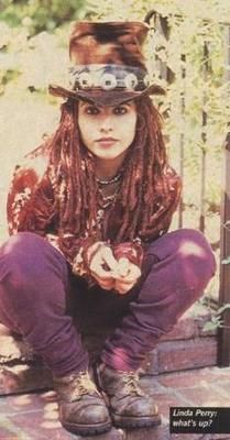 Tu desgarradora voz, tus letras perfectas, tu personalidad... 4 Non Blondes, Deep Dark Robot.... Siempre tú, #LindaPerry. Sean Yseult, 4 Non Blondes, Linda Perry, Dreads Girl, Jackson Browne, Witch Stuff, Women Of Rock, Hippie Love, Barbra Streisand